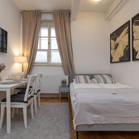 Cozy Local Naplavka Apartments In Center Prague Exterior photo