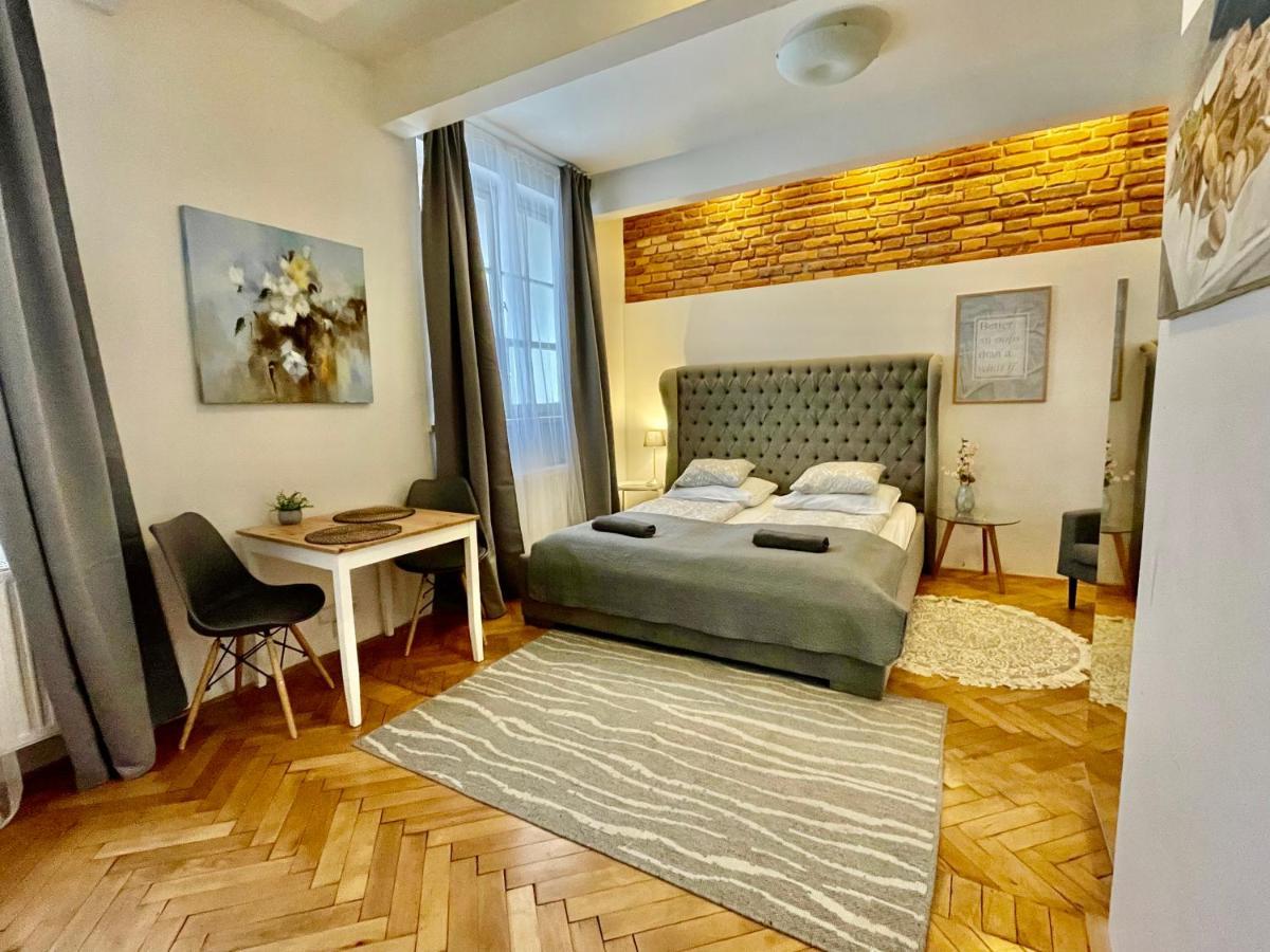Cozy Local Naplavka Apartments In Center Prague Exterior photo