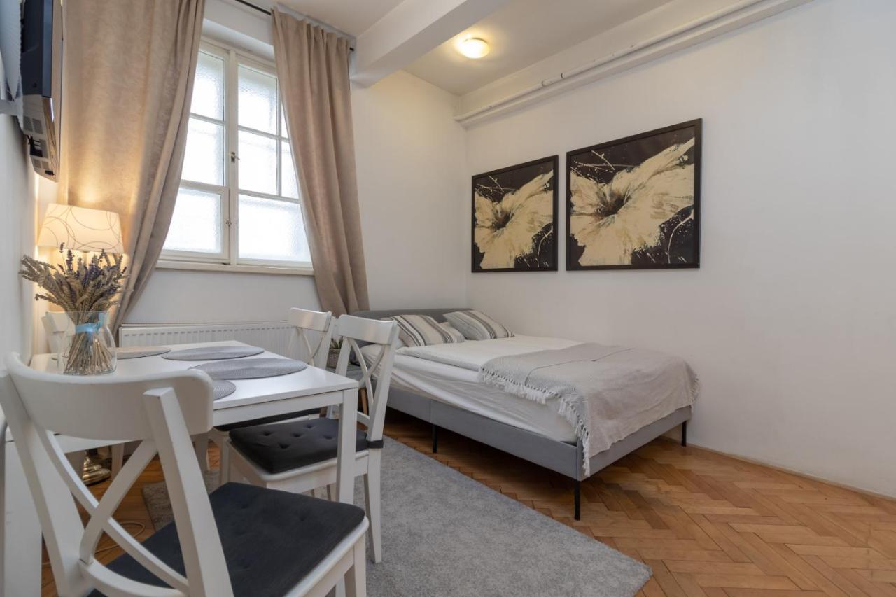 Cozy Local Naplavka Apartments In Center Prague Exterior photo