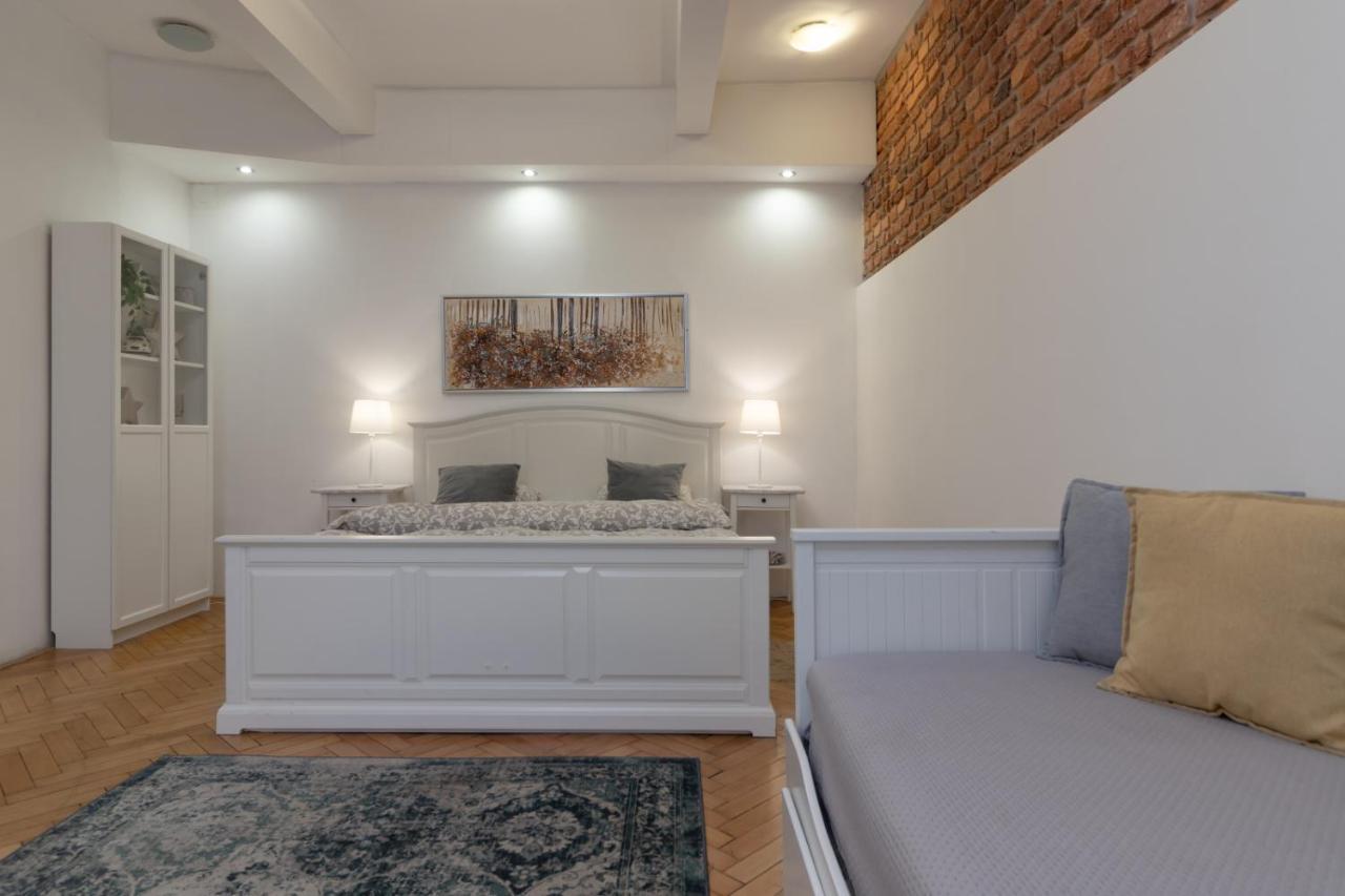 Cozy Local Naplavka Apartments In Center Prague Exterior photo