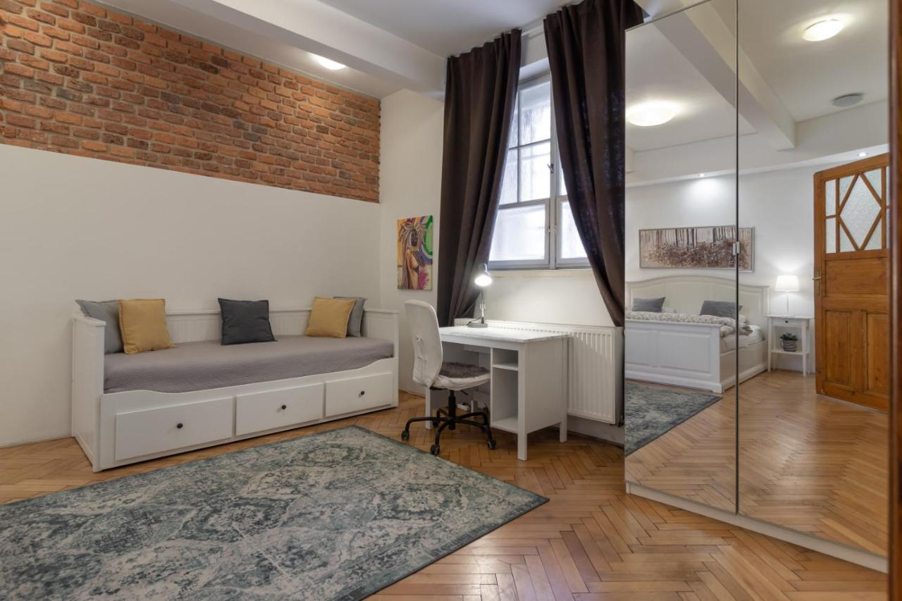 Cozy Local Naplavka Apartments In Center Prague Exterior photo