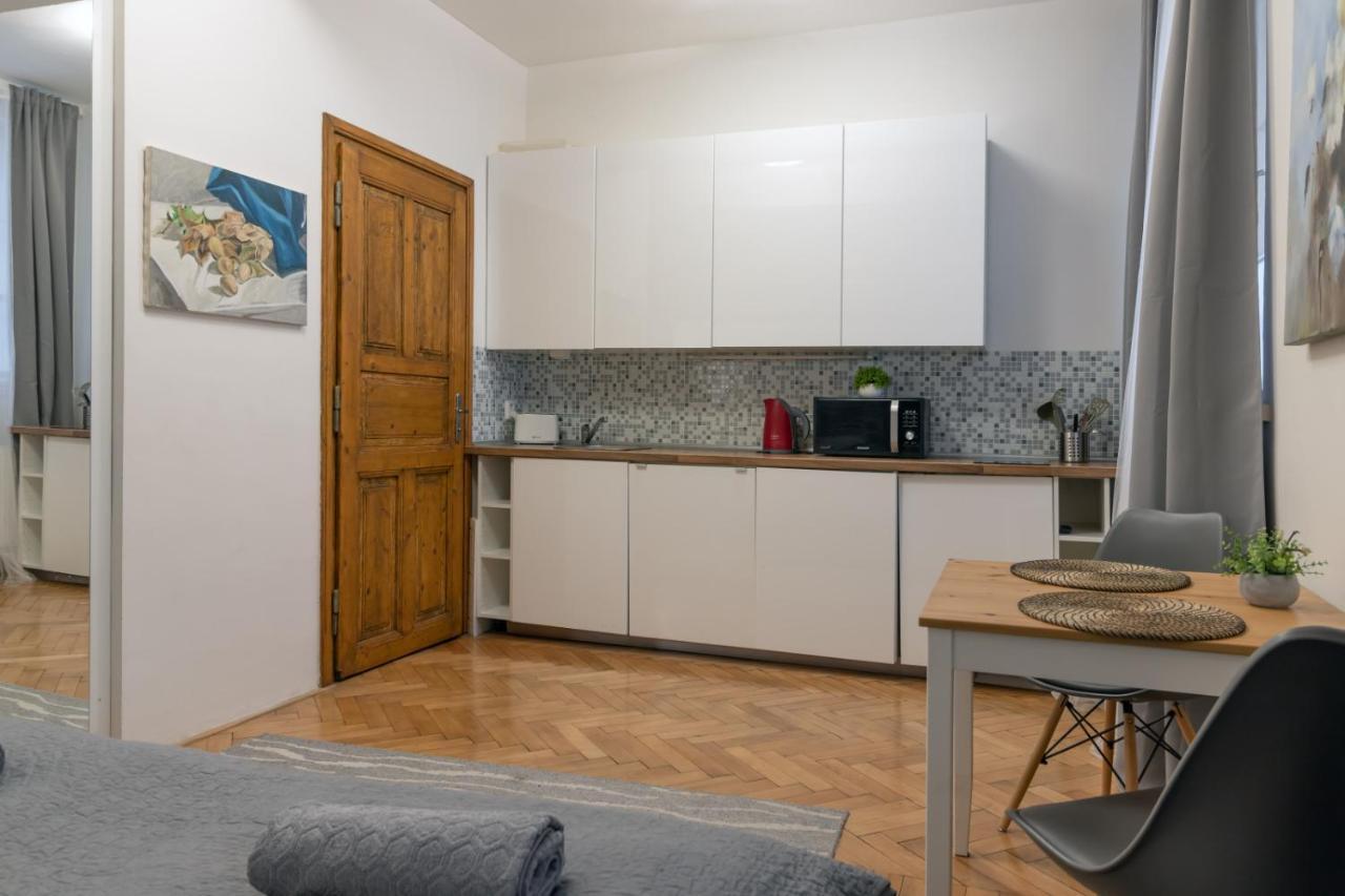 Cozy Local Naplavka Apartments In Center Prague Exterior photo